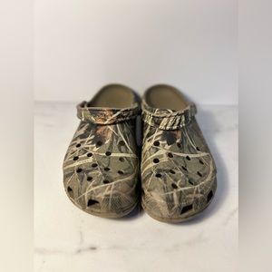 Men’s Camo Crocs-SIZE: 12